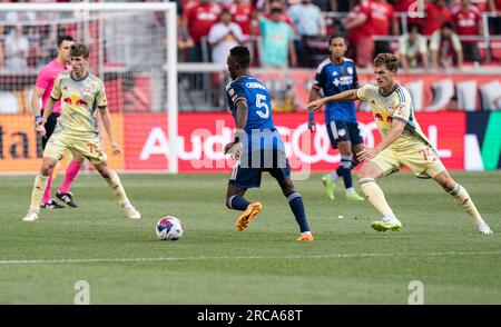 Harrison, USA. 12. Juli 2023. Obinna Nwobodo (5) vom FC Cincinnati kontrolliert den Ball während des regulären MLS-Spiels gegen New York Red Bulls in der Red Bull Arena in Harrison, New Jersey am 12. Juli 2023. Der Cincinnati FC gewann 2:1. (Foto: Lev Radin/Sipa USA) Guthaben: SIPA USA/Alamy Live News Stockfoto