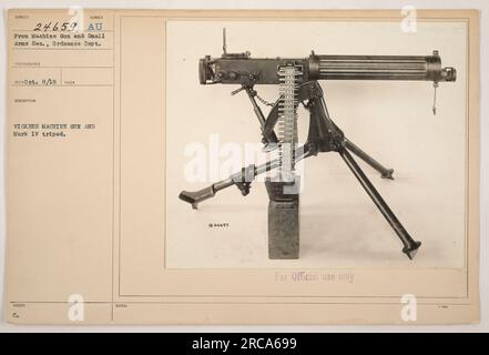 Das Bild zeigt ein Maschinengewehr der Vickers, das auf einem Stativ der Marke IV montiert ist. Das Foto wurde am 8. Oktober 1918 aufgenommen und stammt aus der Abteilung Maschinengewehre und Kleinwaffen des Ordnance Department. Er erhielt die Identifikationsnummer 111-SC-24659. Stockfoto