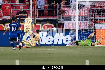 Harrison, USA. 12. Juli 2023. Torwart Carlos Coronel (1) von New York Red Bulls rettet während des regulären MLS-Spiels gegen den Cincinnati FC in der Red Bull Arena in Harrison, New Jersey am 12. Juli 2023. Der Cincinnati FC gewann 2:1. (Foto: Lev Radin/Sipa USA) Guthaben: SIPA USA/Alamy Live News Stockfoto