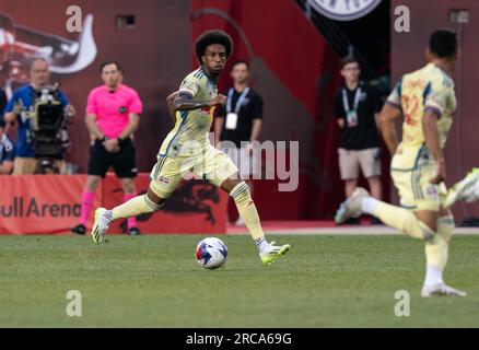 Harrison, USA. 12. Juli 2023. Hassan Ndam (98) von New York Red Bulls kontrolliert den Ball während des regulären MLS-Spiels gegen den Cincinnati FC in der Red Bull Arena in Harrison, New Jersey am 12. Juli 2023. Der Cincinnati FC gewann 2:1. (Foto: Lev Radin/Sipa USA) Guthaben: SIPA USA/Alamy Live News Stockfoto