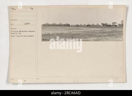 Vorderansicht der Landhangars an der Aviation Experiment Station in Hampton, Virginia. Dieses Foto (Nummer 3305) wurde mit der Beschreibung „AVIATION EXPERIMENT STATION, Hampton, VA Vorderansicht von Landhängern“ empfangen. Das Bild wurde am 1. Juli 1917 aufgenommen und enthält zusätzliche Hinweise (H AU-HINWEISE 3305). Stockfoto