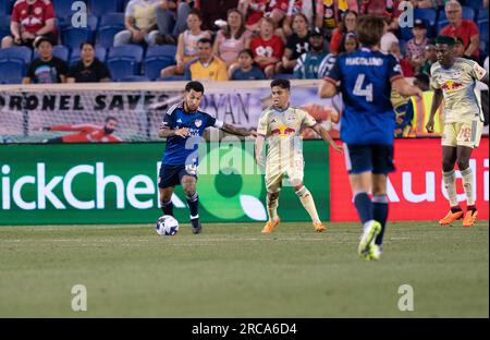 Harrison, USA. 12. Juli 2023. Luciano Acosta (10) vom FC Cincinnati kontrolliert den Ball während des regulären MLS-Spiels gegen New York Red Bulls in der Red Bull Arena in Harrison, New Jersey am 12. Juli 2023. Der Cincinnati FC gewann 2:1. (Foto: Lev Radin/Sipa USA) Guthaben: SIPA USA/Alamy Live News Stockfoto