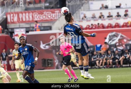 Harrison, USA. 12. Juli 2023. Alvaro Barreal (31) vom FC Cincinnati kontrolliert den Ball während des regulären MLS-Spiels gegen New York Red Bulls in der Red Bull Arena in Harrison, New Jersey am 12. Juli 2023. Der Cincinnati FC gewann 2:1. (Foto: Lev Radin/Sipa USA) Guthaben: SIPA USA/Alamy Live News Stockfoto