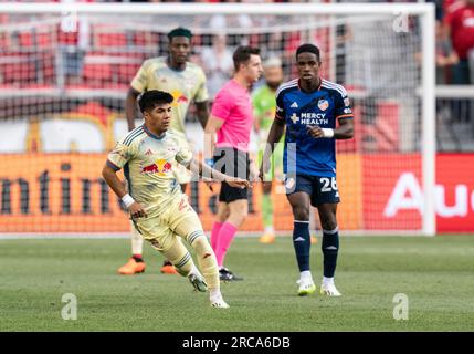 Harrison, USA. 12. Juli 2023. Omir Fernandez (21) von New York Red Bulls im Spiel während des regulären MLS-Spiels gegen den Cincinnati FC in der Red Bull Arena in Harrison, New Jersey am 12. Juli 2023. Der Cincinnati FC gewann 2:1. (Foto: Lev Radin/Sipa USA) Guthaben: SIPA USA/Alamy Live News Stockfoto