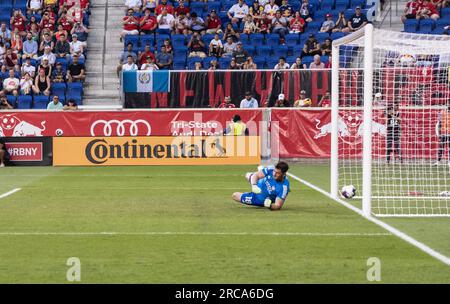 Harrison, USA. 12. Juli 2023. Torhüter Roman Celentano (18) des Cincinnati FC erlaubte Omir Fernandez von Red Bulls (nicht abgebildet) ein Tor vom Elfmeterkick während des Spiels in der Red Bull Arena in Harrison am 12. Juli 2023. Der Cincinnati FC gewann 2:1. (Foto: Lev Radin/Sipa USA) Guthaben: SIPA USA/Alamy Live News Stockfoto