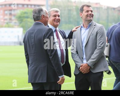 Barcelona, Spanien. 13. Juli 2023. Joan Laporta als Inigo Martinez wird am 13. Juli 2023 auf der Ciutat Esportiva Joan Gamper in Sant Joan Despi, Spanien, als neuer FC Barcelona-Spieler vorgestellt. Kredit: DAX Images/Alamy Live News Stockfoto