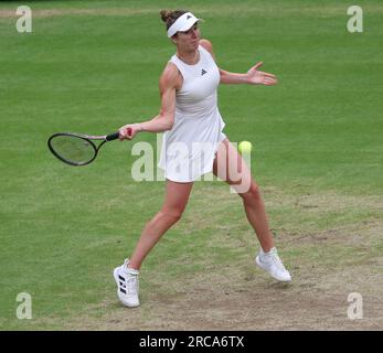 London, Großbritannien. 13. Juli 2023. Die ukrainische Elina Svitolina spielt bei der Wimbledon-Meisterschaft 2023 in London am 13. Juli 2023 in ihrem Halbfinalspiel der Frauen gegen die tschechische Marketa Vondrousova eine Vorreiterrolle. Vondrousova gewann das Spiel 6-3, 6-3. Foto: Hugo Philpott/UPI Credit: UPI/Alamy Live News Stockfoto
