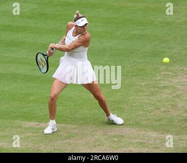 London, Großbritannien. 13. Juli 2023. Die tschechische Marketa Vondrousova spielt bei den Wimbledon-Meisterschaften 2023 in London am 13. Juli 2023 in ihrem Halbfinalspiel der Frauen gegen die ukrainische Elina Svitolina eine Rückhand. Vondrousova gewann das Spiel 6-3, 6-3. Foto: Hugo Philpott/UPI Credit: UPI/Alamy Live News Stockfoto