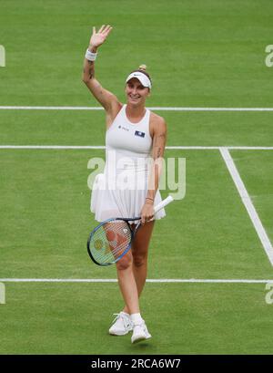 London, Großbritannien. 13. Juli 2023. Die tschechische Marketa Vondrousova feiert bei den Wimbledon-Meisterschaften 2023 in London am 13. Juli 2023 den Sieg in ihrem Halbfinalspiel der Frauen gegen die ukrainische Elina Svitolina. Vondrousova gewann das Spiel 6-3, 6-3. Foto: Hugo Philpott/UPI Credit: UPI/Alamy Live News Stockfoto