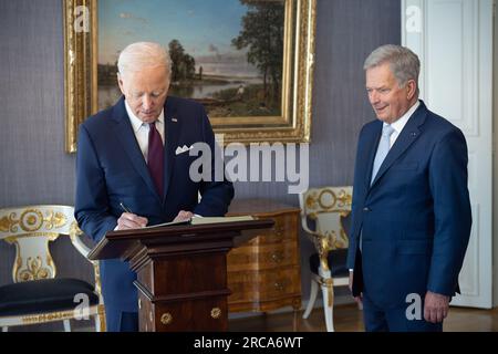 Helsinki, Finnland. 13. Juli 2023. Präsident Joe Biden (L) trifft sich mit dem finnischen Präsidenten Sauli Niinisto im Vorfeld des Gipfeltreffens der US-nordischen Staats- und Regierungschefs. Im Präsidentenpalast in Helsinki, Finnland, Donnerstag, 13. Juli 2023. Foto: Matti Porre/Finnlands Pressestelle/Kredit: UPI/Alamy Live News Stockfoto