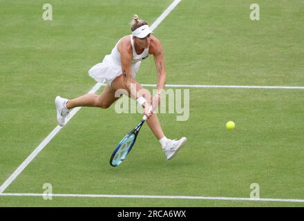 London, Großbritannien. 13. Juli 2023. Die tschechische Marketa Vondrousova spielt bei den Wimbledon-Meisterschaften 2023 in London am 13. Juli 2023 in ihrem Halbfinalspiel der Frauen gegen die ukrainische Elina Svitolina eine Rückhand. Vondrousova gewann das Spiel 6-3, 6-3. Foto: Hugo Philpott/UPI Credit: UPI/Alamy Live News Stockfoto