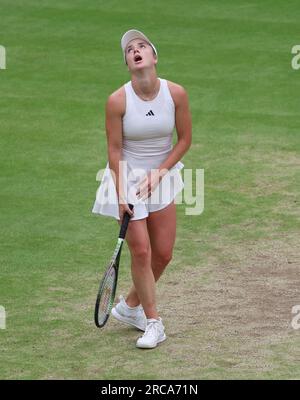 London, Großbritannien. 13. Juli 2023. Die ukrainische Elina Svitolina reagiert bei der Wimbledon-Meisterschaft 2023 in London am 13. Juli 2023 bis zu einem Punkt im Halbfinalspiel der Frauen gegen die tschechische Marketa Vondrousova. Vondrousova gewann das Spiel 6-3, 6-3. Foto: Hugo Philpott/UPI Credit: UPI/Alamy Live News Stockfoto