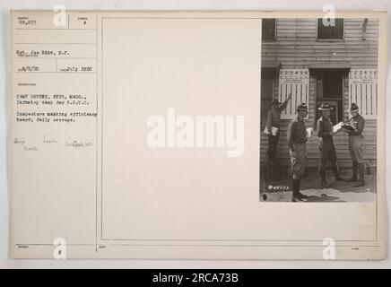 Camp Devens in Ayer, Massachusetts, war ein Infanterielager für das Reserveoffiziere-Trainingskorps (R.O.T.C.). Auf diesem Foto sehen Sie Inspektoren, die die Effizienztafel markieren, die einen Tagesdurchschnitt von 69.233 hatte. Das Foto wurde im Juli 1920 aufgenommen und wird Sergeant Joe Hits vom Signalkorps zugeschrieben. Stockfoto