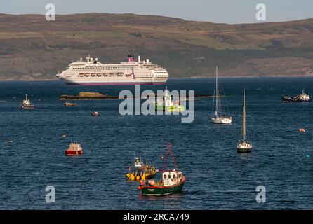 Isle of Skye, Schottland, Vereinigtes Königreich. 6. Juni 2023 Portree Hafen für kleine Boote und Tiefwasseranker für große Schiffe. Kreuzfahrtschiff-Ambiente in der Bucht Stockfoto