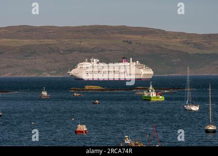 Isle of Skye, Schottland, Vereinigtes Königreich. 6. Juni 2023 Portree Hafen für kleine Boote und Tiefwasseranker für große Schiffe. Kreuzfahrtschiff-Ambiente in der Bucht Stockfoto