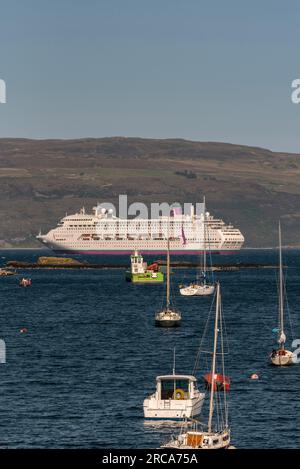 Isle of Skye, Schottland, Vereinigtes Königreich. 6. Juni 2023 Portree Hafen für kleine Boote und Tiefwasseranker für große Schiffe. Kreuzfahrtschiff-Ambiente in der Bucht Stockfoto