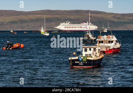 Isle of Skye, Schottland, Vereinigtes Königreich. 6. Juni 2023 Portree Hafen für kleine Boote und Tiefwasseranker für große Schiffe. Kreuzfahrtschiff-Ambiente in der Bucht Stockfoto