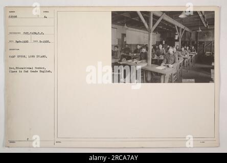 Untertitel: "Soldaten in Camp Upton, Long Island, besuchen einen Englischkurs der zweiten Klasse im Erholungszentrum. Dieses Foto wurde im Mai 1920 vom Fotografen Sot aufgenommen. Saum. S.C. Es ist mit offiziellen US-Notizen gekennzeichnet." Stockfoto