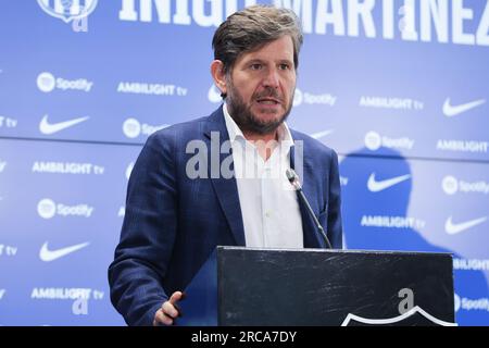 Barcelona, Spanien. 13. Juli 2023. Mateu Alemany AS Inigo Martinez wird am 13. Juli 2023 auf der Ciutat Esportiva Joan Gamper in Sant Joan Despi, Spanien, als neuer FC Barcelona-Spieler enthüllt. Kredit: DAX Images/Alamy Live News Stockfoto