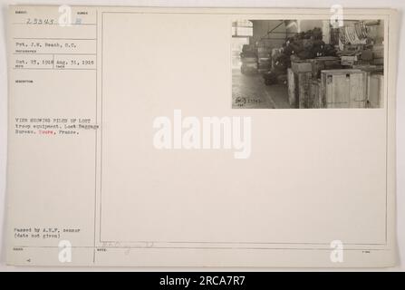 Soldier Pvt. J.W. Am Verlorenen Gepäckbüro in Tours, Frankreich, befindet sich der Strand neben einem Haufen verlorener Truppenausrüstung. Das Foto wurde am 31. August 1918 von einem unbekannten Fotografen aufgenommen und am 23. Oktober 1918 ausgestellt. Es wurde vom A.E.P. Zensor genehmigt, aber das genaue Datum der Genehmigung ist unbekannt. Dieses Bild veranschaulicht die logistischen Herausforderungen, denen sich das amerikanische Militär im Ersten Weltkrieg gegenübersah. Stockfoto