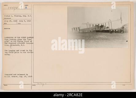 Bildunterschrift: „Foto aufgenommen am 6. Juli 1918, zeigt den Start des ersten Handley Page Bombenflugzeugs namens „Langley“ am Flugfeld der Standard Aircraft Corporation in Elizabeth, N.J. Auf dem Bild sind die Langley und eine Menge auf dem Flugfeld zu sehen, bevor das Flugzeug getauft wird. Dieses Foto wurde zensiert und am 15. August 1918 vom M.I.B.-Zensor veröffentlicht. (Quelle: Fotografien amerikanischer Militäraktivitäten während des Ersten Weltkriegs, 111-SC-14478) Stockfoto