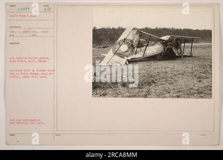 Das Flugzeug 5150 der Air Service Flying School in Rich Field, Waco, Texas, landete auf dem Rifle Range in Camp McArthur, nachdem es sich mit dem Schwanz gedreht hatte. Dieses Foto wurde im Oktober 1918 aufgenommen und diente nicht zur Veröffentlichung, sondern nur zur amtlichen Verwendung. Stockfoto