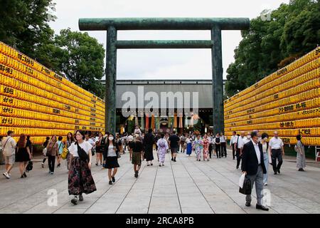 Tokio, Japan. 13. Juli 2023. Während des jährlichen Mitama Festivals im Yasukuni-Schrein werden Laternen ausgestellt. Über 20.000 Laternen sind am Eingang und im Inneren des Schreins ausgestellt, damit die Geister während der jährlichen Feier für die Geister der Vorfahren ihren Weg finden. Das Festival läuft bis zum 16. Juli. (Kreditbild: © Rodrigo Reyes Marin/ZUMA Press Wire) NUR REDAKTIONELLE VERWENDUNG! Nicht für den kommerziellen GEBRAUCH! Stockfoto