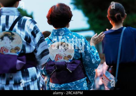 Tokio, Japan. 13. Juli 2023. Beim jährlichen Mitama Festival im Yasukuni-Schrein tanzen die Menschen. Über 20.000 Laternen sind am Eingang und im Inneren des Schreins ausgestellt, damit die Geister während der jährlichen Feier für die Geister der Vorfahren ihren Weg finden. Das Festival läuft bis zum 16. Juli. (Kreditbild: © Rodrigo Reyes Marin/ZUMA Press Wire) NUR REDAKTIONELLE VERWENDUNG! Nicht für den kommerziellen GEBRAUCH! Stockfoto