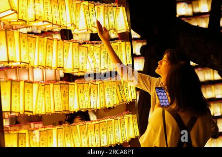 Tokio, Japan. 13. Juli 2023. Während des jährlichen Mitama Festivals im Yasukuni-Schrein werden Laternen ausgestellt. Über 20.000 Laternen sind am Eingang und im Inneren des Schreins ausgestellt, damit die Geister während der jährlichen Feier für die Geister der Vorfahren ihren Weg finden. Das Festival läuft bis zum 16. Juli. (Kreditbild: © Rodrigo Reyes Marin/ZUMA Press Wire) NUR REDAKTIONELLE VERWENDUNG! Nicht für den kommerziellen GEBRAUCH! Stockfoto