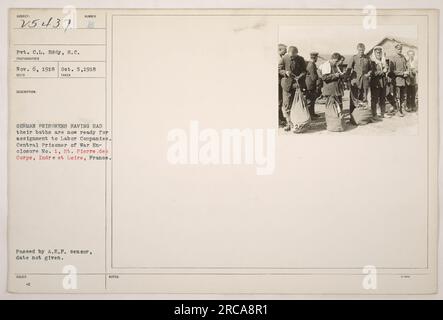 Deutsche Kriegsgefangene, die ihr Bad genommen haben, sind nun bereit, Arbeitsfirmen zugewiesen zu werden. Dieses Foto wurde im Zentralgefangenen der Kriegseinrichtung Nr. 1 in St. Pierre des Corps, Indre et Loire, Frankreich. Das Bild wurde vom A.E.F.-Zensor übergeben, aber es wird kein Datum angegeben. Stockfoto