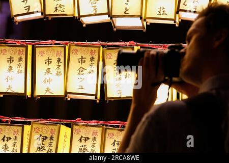 Tokio, Japan. 13. Juli 2023. Während des jährlichen Mitama Festivals am Yasukuni-Schrein macht ein Mann Fotos. Über 20.000 Laternen sind am Eingang und im Inneren des Schreins ausgestellt, damit die Geister während der jährlichen Feier für die Geister der Vorfahren ihren Weg finden. Das Festival läuft bis zum 16. Juli. (Kreditbild: © Rodrigo Reyes Marin/ZUMA Press Wire) NUR REDAKTIONELLE VERWENDUNG! Nicht für den kommerziellen GEBRAUCH! Stockfoto