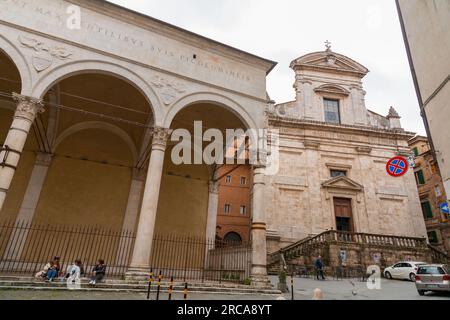 Siena, Italien - 7. April 2022: Außenansicht der Kirche San Martino neben La Loggia in Siena, Toskana, Italien. Stockfoto