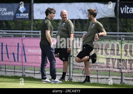 Alkmaar, Niederlande. 13. Juli 2023. Gents Kommunikationsmanager Tom Vandenbulcke, Gents Assistenztrainer Peter Balette und Gents Arzt Jens De Decker, bildeten Gents Bilder während eines Trainings der belgischen Fußballmannschaft KAA Gent in ihrem Sommertrainingslager in Alkmaar (Niederlande) am Donnerstag, den 13. Juli 2023, um sich auf die kommende Saison 2023-2024 vorzubereiten. BELGA FOTO TOM GOYVAERTS Kredit: Belga News Agency/Alamy Live News Stockfoto