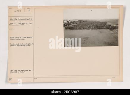 Soldaten der 40. Division im Camp Kearny in Linda Vista, Kalifornien, nehmen am 27. März 1918 an einer Abteilungsbewertung Teil. Regimente können am Prüfstand vorbeiziehen. Dieses Foto, aufgenommen von LT. E.N. Jackson vom Signal Reserve Corps wurde zensiert und am 23. März 1918 freigelassen. Es ist als Betreff 6853 gekennzeichnet und hat die zusätzlichen Hinweise mit 26853 nummeriert. Stockfoto