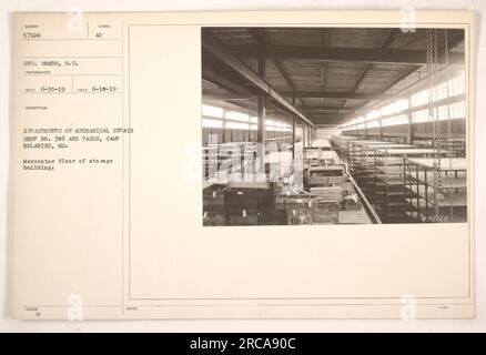 Dieses Foto zeigt den Zwischenboden der Lagergebäude in Camp Holabird, MD. Es erfasst die Abteilungen der mechanischen Reparaturwerkstatt Nr. 306 und Yards. Das Bild wurde am 18. Juni 1919 von Sergeant Combs, einem Fotografen, aufgenommen. Dieses Foto ist mit dem Beschreibungssymbol RECO 6-30-19 gekennzeichnet. Stockfoto