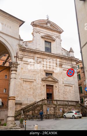 Siena, Italien - 7. April 2022: Außenansicht der Kirche San Martino neben La Loggia in Siena, Toskana, Italien. Stockfoto