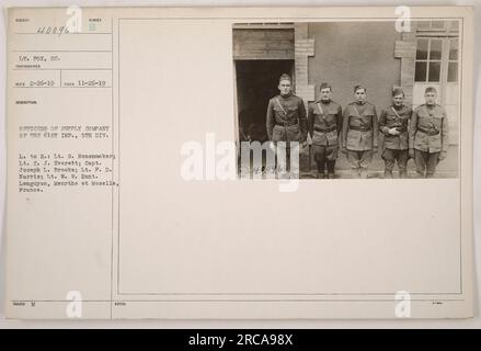 Offiziere der 61. Infanterie-Versorgungsgesellschaft, 5. Division, posieren für ein Foto in Longuyon, Frankreich. Von links nach rechts: LT. G. Nonenmaker, LT. C. J. Everett, Captain Joseph L. Brooks, LT. P. D. Horris, LT. W. W. Hunt. Foto aufgenommen am 26. November 1919 von LT. Fox. Stockfoto