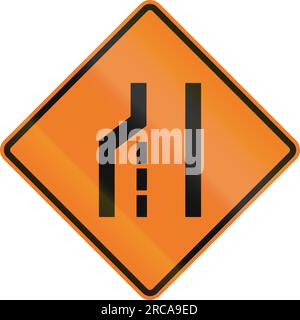 Kanadisches vorübergehendes Verkehrswarnschild – linke Spur endet oder Straße schmal von links. Dieses Zeichen wird in Ontario verwendet. Stockfoto