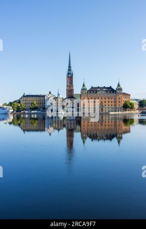 Ein wunderschöner Blick auf die Skyline im Zentrum von Stockholm, Schweden. Blick über das Wasser zum Alten Parlamentsgebäude und zum Turm der Riddarholmen-Kirche Stockfoto