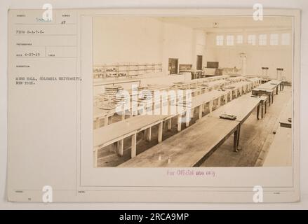 Soldaten des Students' Army Training Corps (SATC) essen in der Kantine der Columbia University in New York. Das Foto wurde von Fotograf 58829 ECD am 27. April 1919 aufgenommen. Dieses Foto trägt die Bezeichnung „AU Kasino, Columbia University, New York“ und ist mit „nur zur offiziellen Verwendung“ gekennzeichnet. Stockfoto
