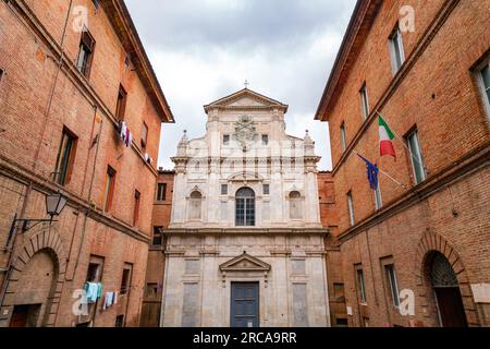 Siena, Italien - 7. April 2022: San Raimondo al Refugio ist eine römisch-katholische Kirche im barocken Stil im Terzo von Camollia von Siena, Toskana, Ital Stockfoto