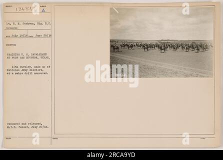 "USA Kavalleristen der 14. Kavallerie, bestehend aus Soldaten der Nationalarmee, nehmen an einem Säbelbohrmanöver in Fort Sam Houston, Texas, Teil. Leutnant E.N. Jackson vom Signalkorps hat dieses Foto am 28. Juni 1918 aufgenommen. Das Bild wurde zensiert und vom Militärgeheimdienst veröffentlicht. Stockfoto