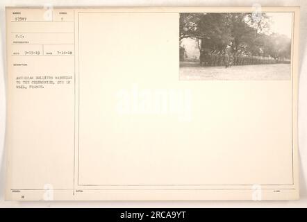 Amerikanische Soldaten marschierten im Ersten Weltkrieg in Sur Le Mail, Frankreich. Das Foto wurde am 14. Juli 1918 aufgenommen und zeigt eine Gruppe von Soldaten, die an einer Zeremonie teilgenommen haben. Die Soldaten werden in Formation gesehen, die ihre Hingabe für den Krieg symbolisieren. Dieses Bild war Teil einer Sammlung von Fotos, die amerikanische Militäraktionen während des Krieges dokumentierten. Stockfoto