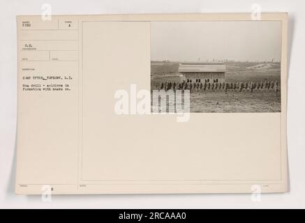 Soldaten in Camp Upton, Long Island, nehmen an einer Gasmaskenübung Teil. Das Foto zeigt Soldaten in Formation, die beim Training Gasmasken tragen. Das Bild bietet einen Einblick in die Vorbereitungen des Militärs während des Ersten Weltkriegs auf potenzielle Gasangriffe. Stockfoto