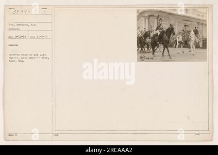 Private Gunshor, ein Fotograf der First Life Guards, hat dieses Bild während der Lord Mayor's Show in London, England, am 9. November 1918 aufgenommen. Auf dem Foto ist ein montiertes Band zu sehen. Sie ging am 13. Februar 1919 ein und wurde mit der Beitrittsnummer 38398 ausgestellt. Stockfoto