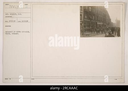 Bildunterschrift: "Eintritt der Fünften Division in Trier, Deutschland. Foto aufgenommen am 1. Dezember 1918 von SGT. McAuley, S.C. (Untertitel: 38467). Das Bild zeigt die Anzahl der Soldaten, die nach Trier marschieren. Dieses Foto ist Teil der Fotografien der amerikanischen Militäraktivitäten während des Ersten Weltkriegs.“ Stockfoto