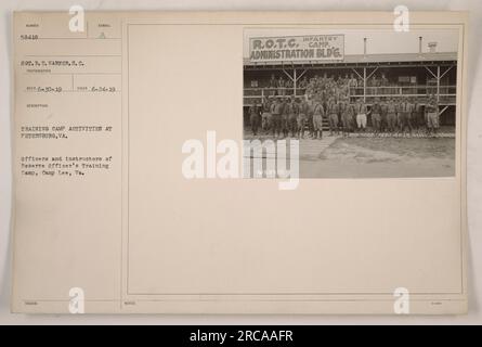 Das Bild zeigt Offiziere und Ausbilder, die an Schulungsaktivitäten in Camp Lee teilnehmen, einem Reserve Officers' Training Camp in Petersburg, Virginia. Das Foto wurde von Sergeant R.E. gemacht Warner am 24. Juni 1919. Es zeigt das Verwaltungsgebäude des R.O.T.C. Lagers der Infanterie. Stockfoto