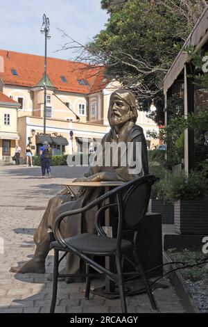 ZAGREB, KROATIEN – 3. JULI 2023: Kaffee mit Marco Polo, Skulptur von Marco Polo, italienischer Händler, Forscher und Schriftsteller, kroatische Größen Stockfoto