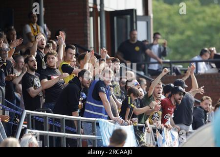 Vlaardingen, Niederlande. 13. Juli 2023. VLAARDINGEN, NIEDERLANDE - JULI 13: Fans während der AEK-Athen der Saison 2022-2023 des FC Shakhtar Donetsk im Sportpark CWO am 13. Juli 2023 in Vlaardingen, Niederlande (Foto von Broer van den Boom/Orange Pictures). Guthaben: Orange Pics BV/Alamy Live News Stockfoto