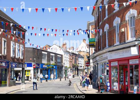 Uttoxeter High Street und Market Place Geschäfte und Shoppers Shopping im Stadtzentrum von Uttoxeter East Staffordshire West Midlands England GB Europa Stockfoto